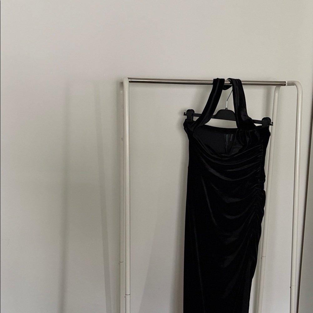 Norma Kamali Elegant Black Velvet Dress